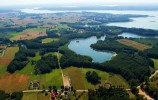 Piękna panorama najbliższej okolicy, w tym kręty kształt jeziora Wigry  - fot. Kwiatkowski